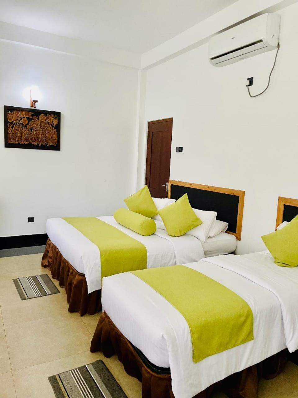 Thinaya Lake Resort อนุราธปุระ ภายนอก รูปภาพ
